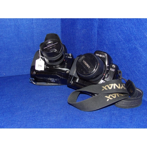 256 - Two Minolta Dynax 800 si cameras