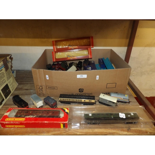 391 - A range of model railway engines, rolling stock and accessories