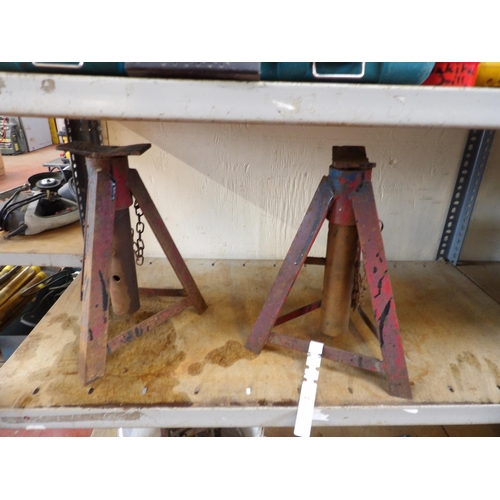 112 - A pair of axle stands