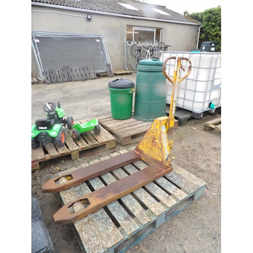 69 - A Barlow hydraulic pallet mover (ram seal required)