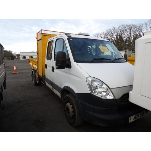 19 - A 2014 Iveco 70C 17L 3.0 TDi crew cab tipper fitted a side mounted platform lift J124381 (diesel/), ... 