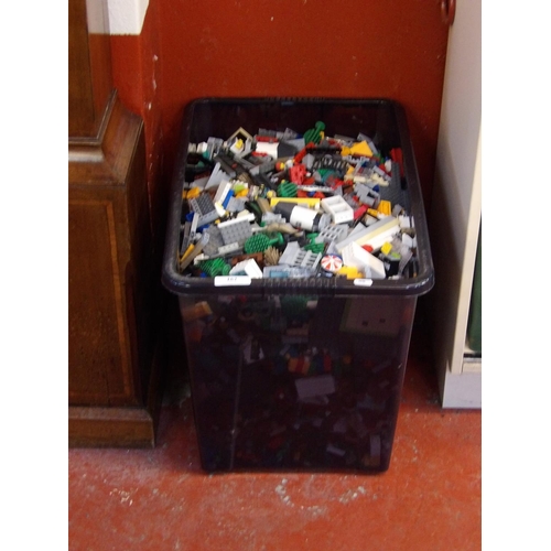 162 - A large tub of plastic building bricks, figures etc.