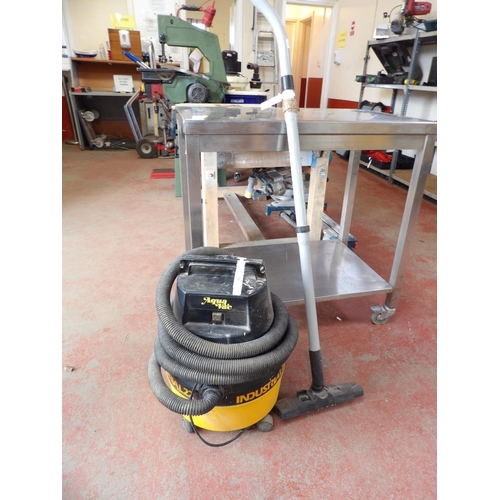 90 - An Aquavac industrial 22 vacuum cleaner