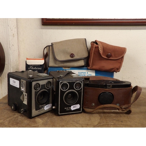 520 - Assorted vintage cameras and equipment