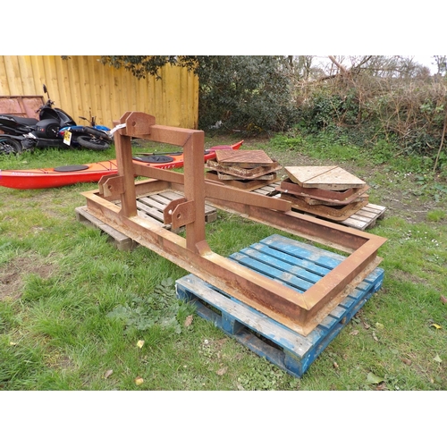 17 - A tractor mounted levelling frame