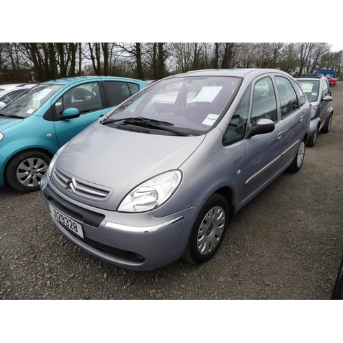 7 - A 2004 Citroen Xsara Picasso Desire 1.6 HDi MPV J129328 (diesel/manual), odometer reading 121,437 mi... 