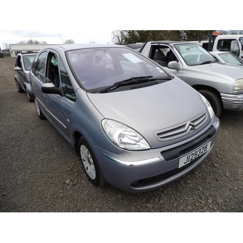 7 - A 2004 Citroen Xsara Picasso Desire 1.6 HDi MPV J129328 (diesel/manual), odometer reading 121,437 mi... 