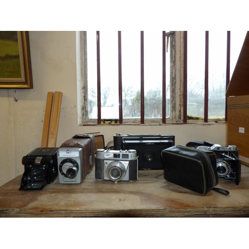 367 - Assorted vintage and other cameras