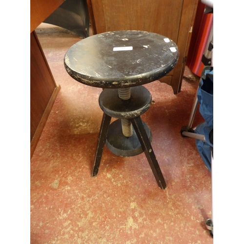 310 - A vintage circular adjustable tri legged stool