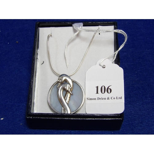 106 - An Agate pendant modelled in the form of two swans suspended from a silver chain