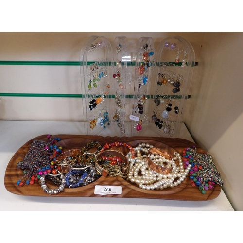 260 - An assortment of jewellery