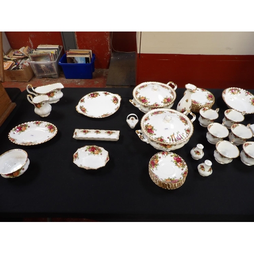 309 - A range of Royal Albert Old Country Roses china