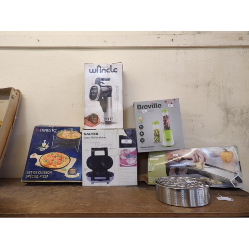 505 - A Salter deep fill pie maker, an immersion cooker, a Breville blender and other catering items - all... 