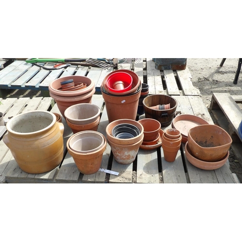 122 - Assorted flower pots