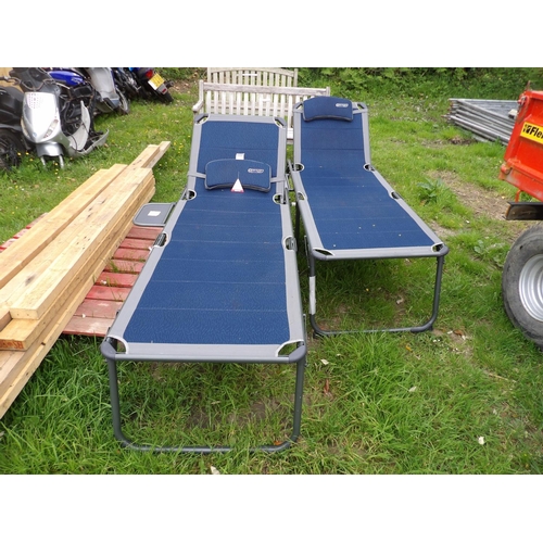 25 - A pair of Quest Elite sun loungers