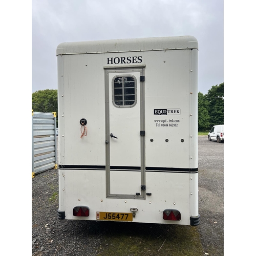 24 - An Equi-Trek Space Trekker side unloading double horse box to suit horses up to 17.2hh