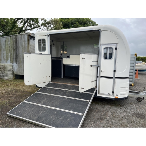 24 - An Equi-Trek Space Trekker side unloading double horse box to suit horses up to 17.2hh