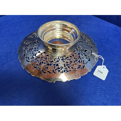 200 - A very fine silver tazza with pierced foliate decoration - Sheffield (26cm diameter)