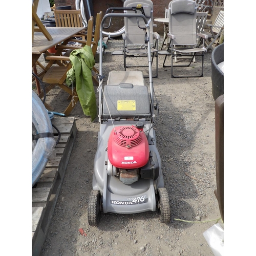 42 - A Honda HRB476C self propelled motor mower