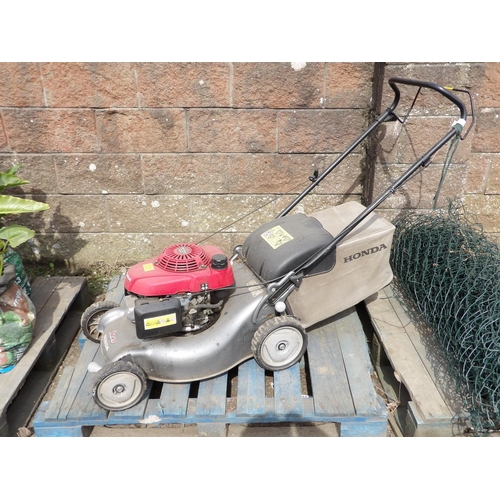 68 - A Honda Izy motor mower