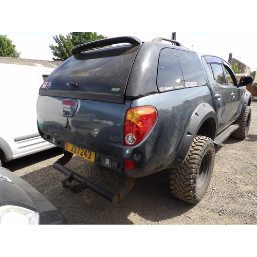 10 - A 2006 Mitsubishi L200 Warrior 2.2 DiD 2.5 TDi pick-up J97243 (diesel/manual), odometer reading 101,... 