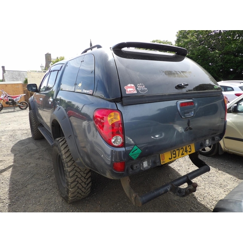 10 - A 2006 Mitsubishi L200 Warrior 2.2 DiD 2.5 TDi pick-up J97243 (diesel/manual), odometer reading 101,... 