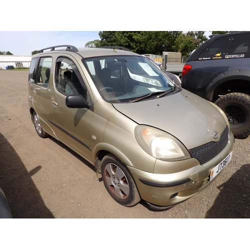 9 - A 2000 Toyota Yaris Verso 1.3 five door hatchback J73617 (petrol/manual), odometer reading 57,642 mi... 