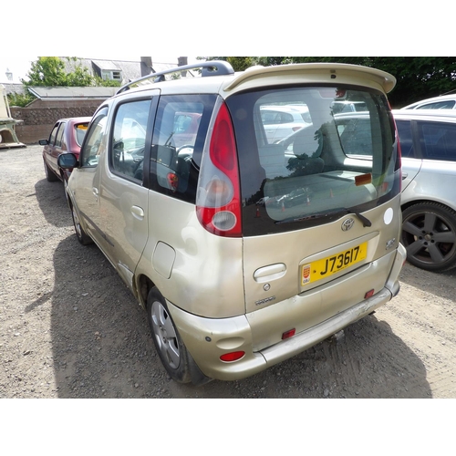 9 - A 2000 Toyota Yaris Verso 1.3 five door hatchback J73617 (petrol/manual), odometer reading 57,642 mi... 