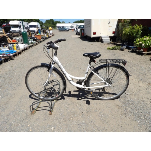 66 - A lady's Dawes Sahara trekking series bicycle (17