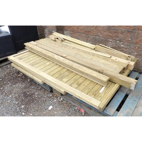 63 - Assorted lapwood fencing panels and posts