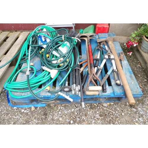 86 - Assorted garden hand tools, a set of chimney and drain rods, hose pipes and fittings etc.
