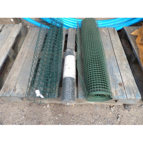 57 - Two coils of green plastic garden mesh together with a Torsion mesh