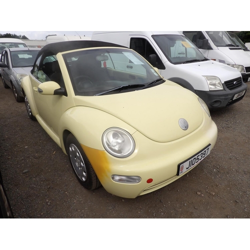 13 - A 2005 Volkswagen Beetle Luna 1.4 convertible J105397 (petrol/manual), odometer reading 60,113 miles