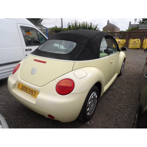 13 - A 2005 Volkswagen Beetle Luna 1.4 convertible J105397 (petrol/manual), odometer reading 60,113 miles