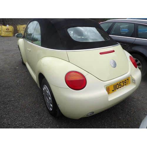 13 - A 2005 Volkswagen Beetle Luna 1.4 convertible J105397 (petrol/manual), odometer reading 60,113 miles