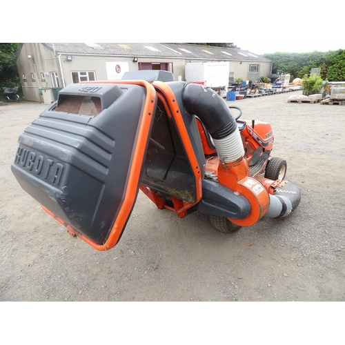 26 - A Kubota HST G1900 4WS diesel lawn tractor with mower deck and grass collection system - 878 hours o... 