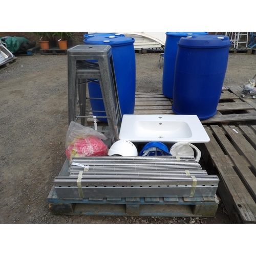 101 - Five drainage gullies and grilles, a hand sink, two galvanised stools and builders accessories