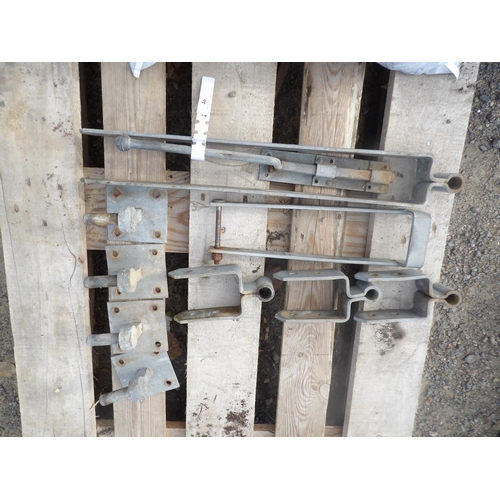 46 - A set of galvanised gate furniture