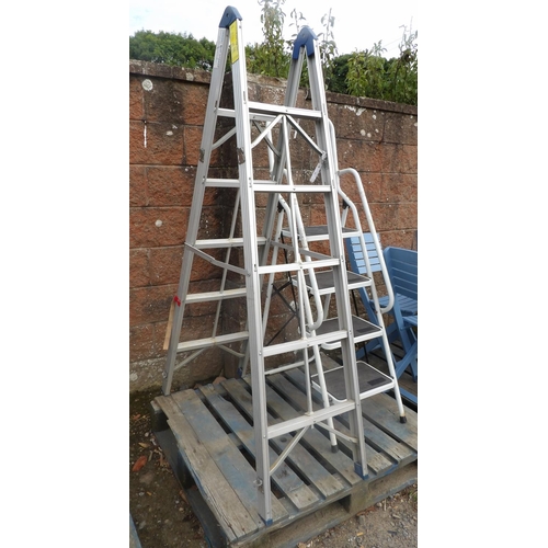 61 - A Draper aluminium five tread step ladder