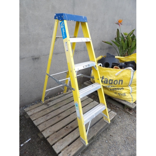 83 - A YE fibre glass and aluminium five tread step ladder