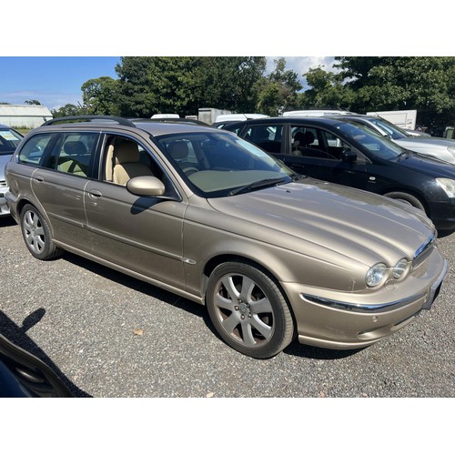 6 - A 2005 Jaguar X-Type 2.5 SE AWD estate J139197 (petrol/automatic), odometer reading 44,550 miles