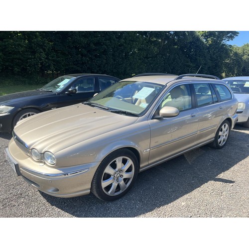 6 - A 2005 Jaguar X-Type 2.5 SE AWD estate J139197 (petrol/automatic), odometer reading 44,550 miles