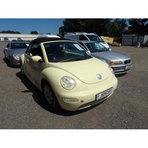 11 - A 2005 Volkswagen Beetle Luna 1.4 convertible J105397 (petrol/manual), odometer reading 60,201 miles