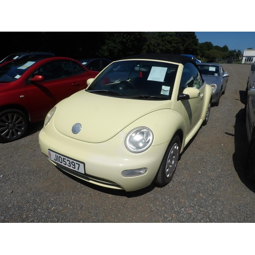 11 - A 2005 Volkswagen Beetle Luna 1.4 convertible J105397 (petrol/manual), odometer reading 60,201 miles