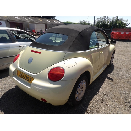 11 - A 2005 Volkswagen Beetle Luna 1.4 convertible J105397 (petrol/manual), odometer reading 60,201 miles