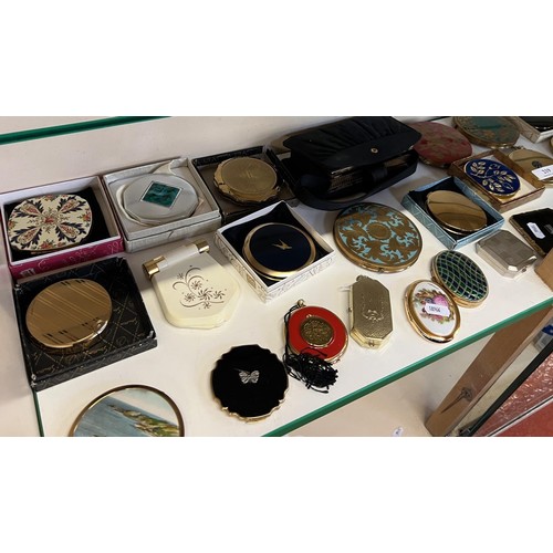 219 - A large and varied accumulation of mid century powder compacts