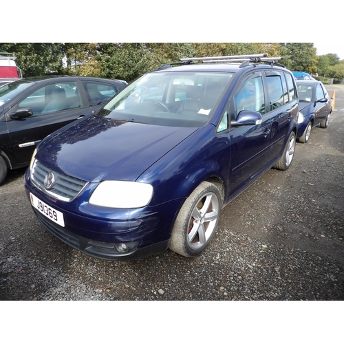 15 - A 2004 Volkswagen Touran SE 2.0 TDi MP J91369 (diesel/manual), odometer reading 124,033 miles