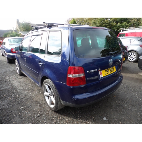 15 - A 2004 Volkswagen Touran SE 2.0 TDi MP J91369 (diesel/manual), odometer reading 124,033 miles