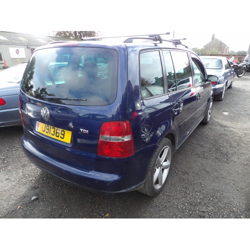 15 - A 2004 Volkswagen Touran SE 2.0 TDi MP J91369 (diesel/manual), odometer reading 124,033 miles