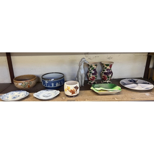 457 - An assortment of ceramics